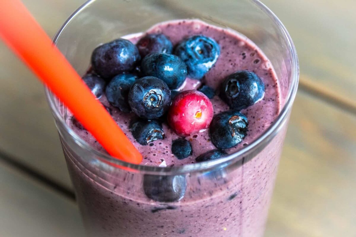 Tasty Blueberry Oatmeal Smoothie Recipe Made without Yogurt